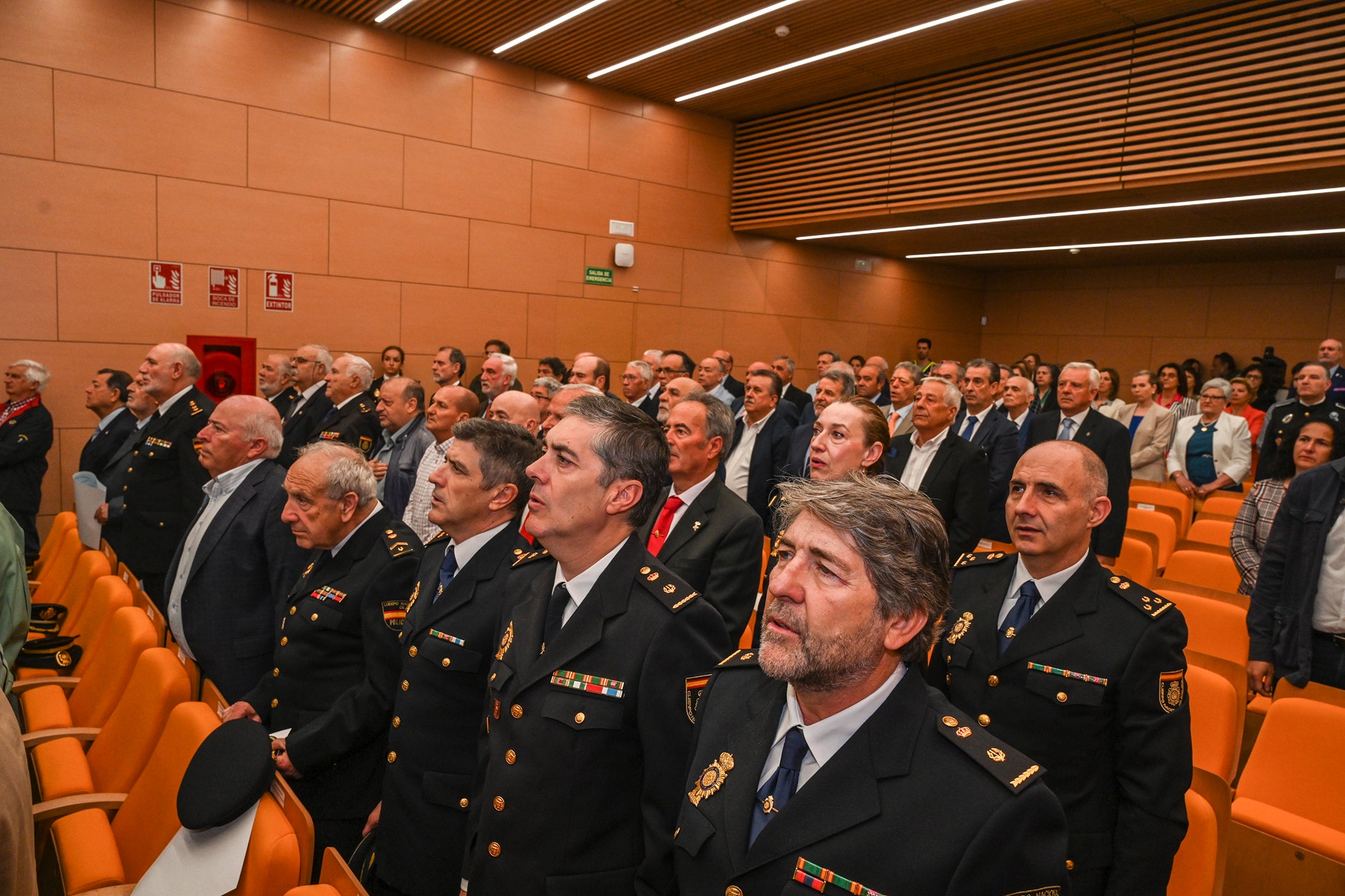Fotos | Acto de entrega de diplomas de la Policía Nacional en Badajoz a miembros honorarios y jubilados
