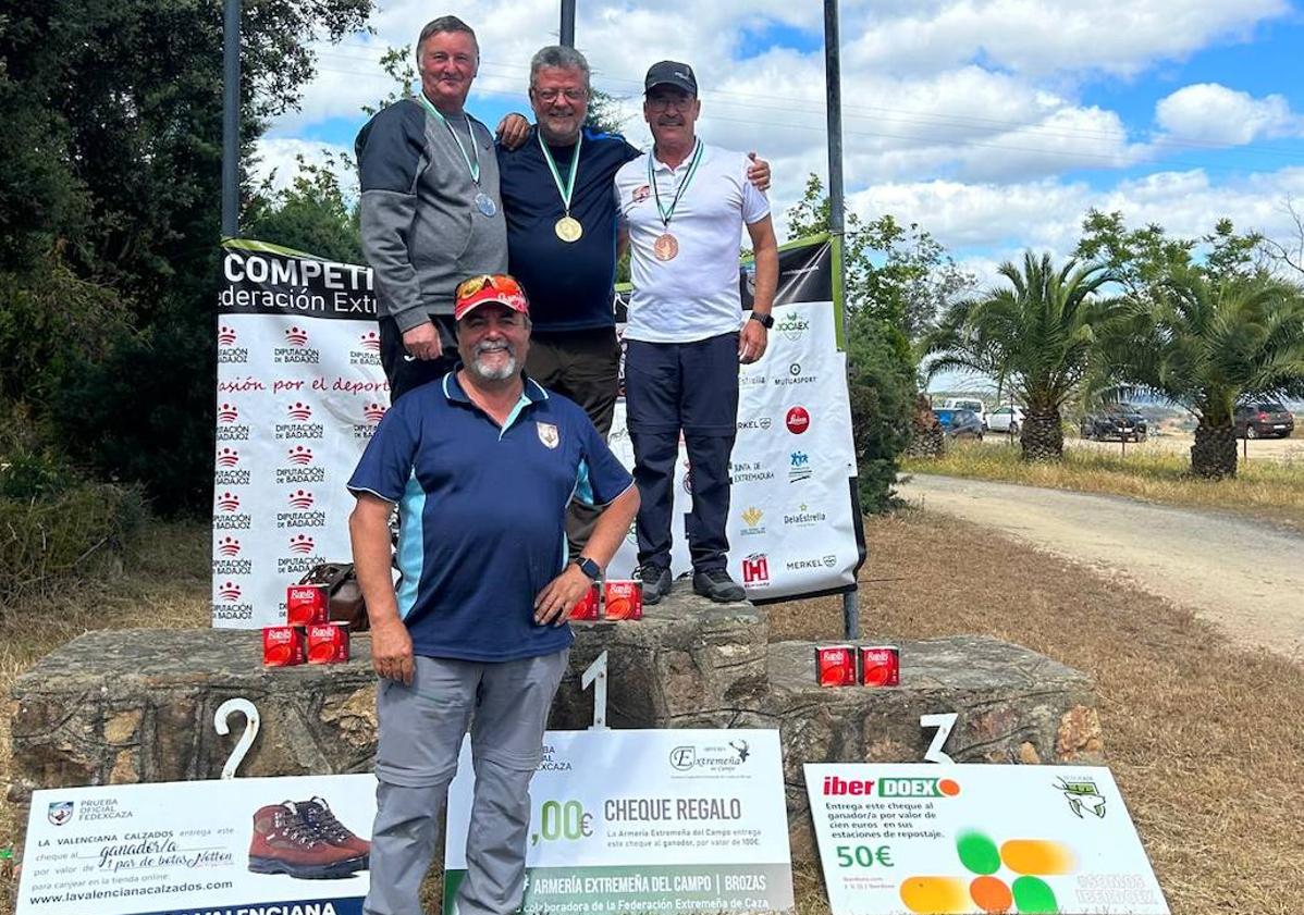 Imagen principal - Carlos Javier Rafael Arenas se proclama campeón de Extremadura de Compak Sporting por segundo año consecutivo