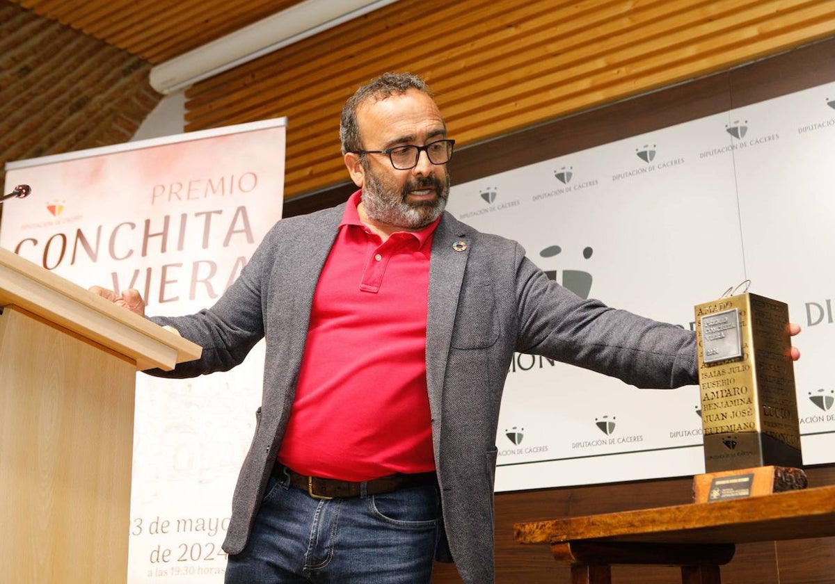 Miguel Ángel Morales, presidente de la Diputación Provincial de Cáceres, muestra el premio.