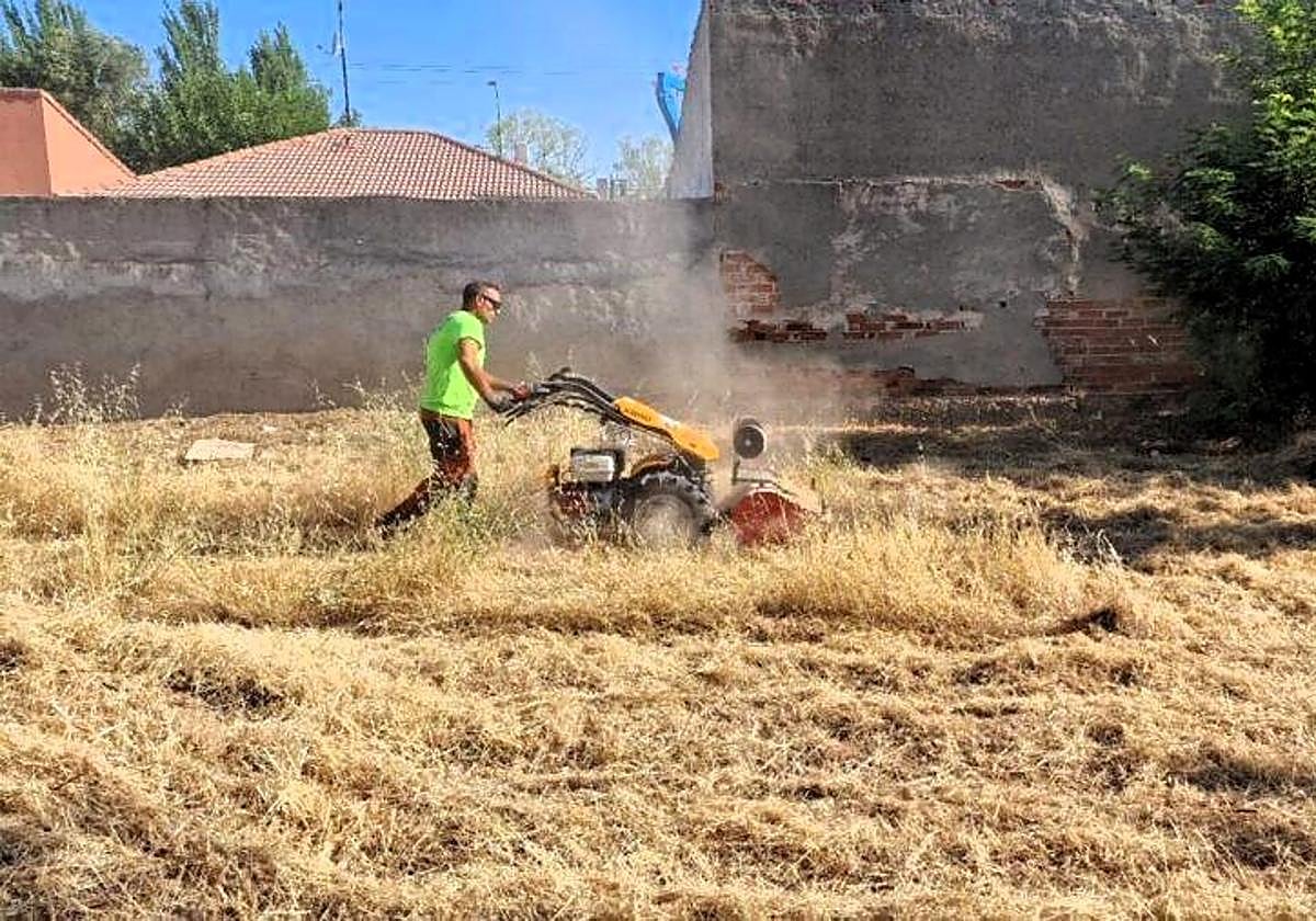 Tareas de limpieza de un solar urbano
