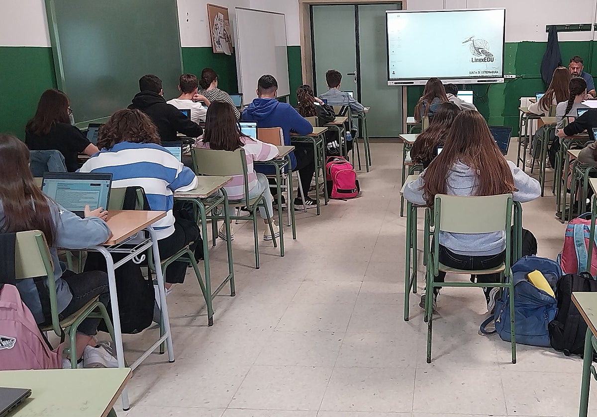 Alumnos del IES Zurbarán de Badajoz, durante las pruebas.