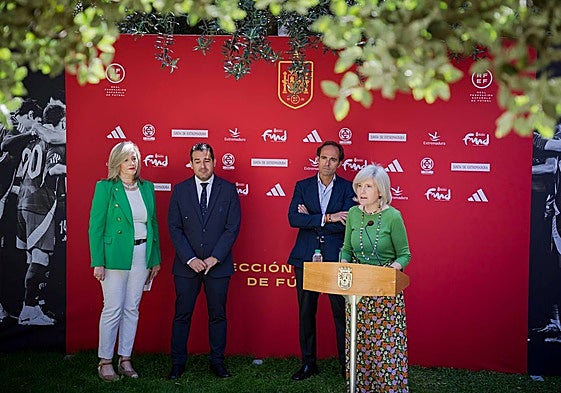 Ángeles Aguilera (presidenta interina de la FExF), Pablo Lozano (vicepresidente de la RFEF), Juan Parejo (concejal de Deportes de Badajoz) y Victoria Bazaga (vicepresidenta y consejera de Cultura y Deportes  de la Junta) durante el acto de presentación del partido España-Andorra en Mérida.