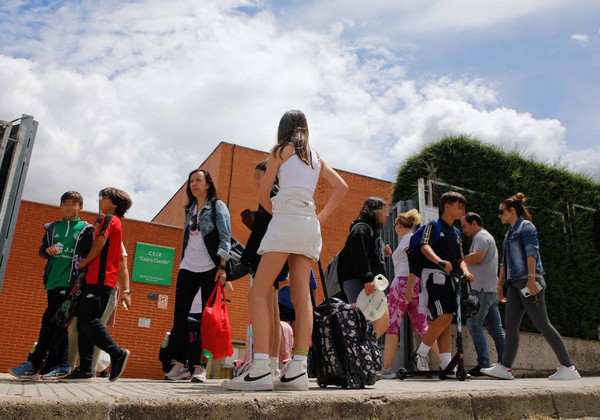 Uno de los accesos al colegio Castra Caecilia a la salida de las clases, este miércoles.