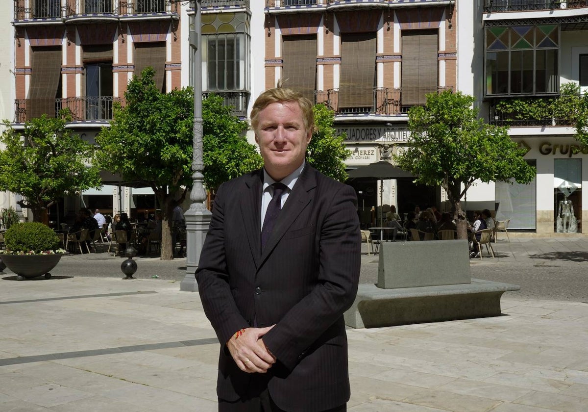 El alcalde, Ignacio Gragera, en la plaza de España de Badajoz minutos antes de la entrevista.