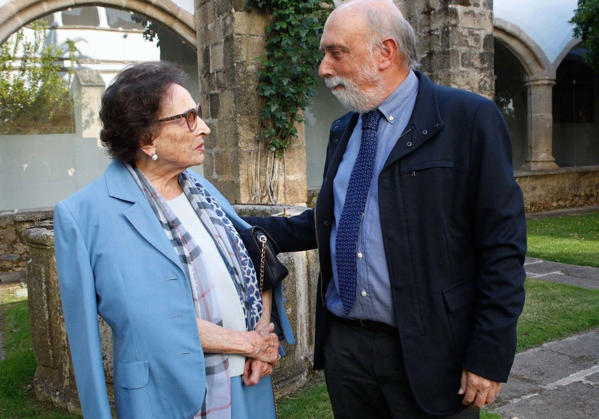 Conchita Viera junto a Paco Etxeberria, en uno de los claustros del Complejo San Francisco de Cáceres.