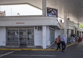 Exterior del bar Vaquerizo esta mañana con un nuevo rótulo.