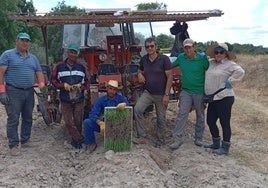 José Antonio Prieto, tercero por la derecha, posa con sus trabajadores.