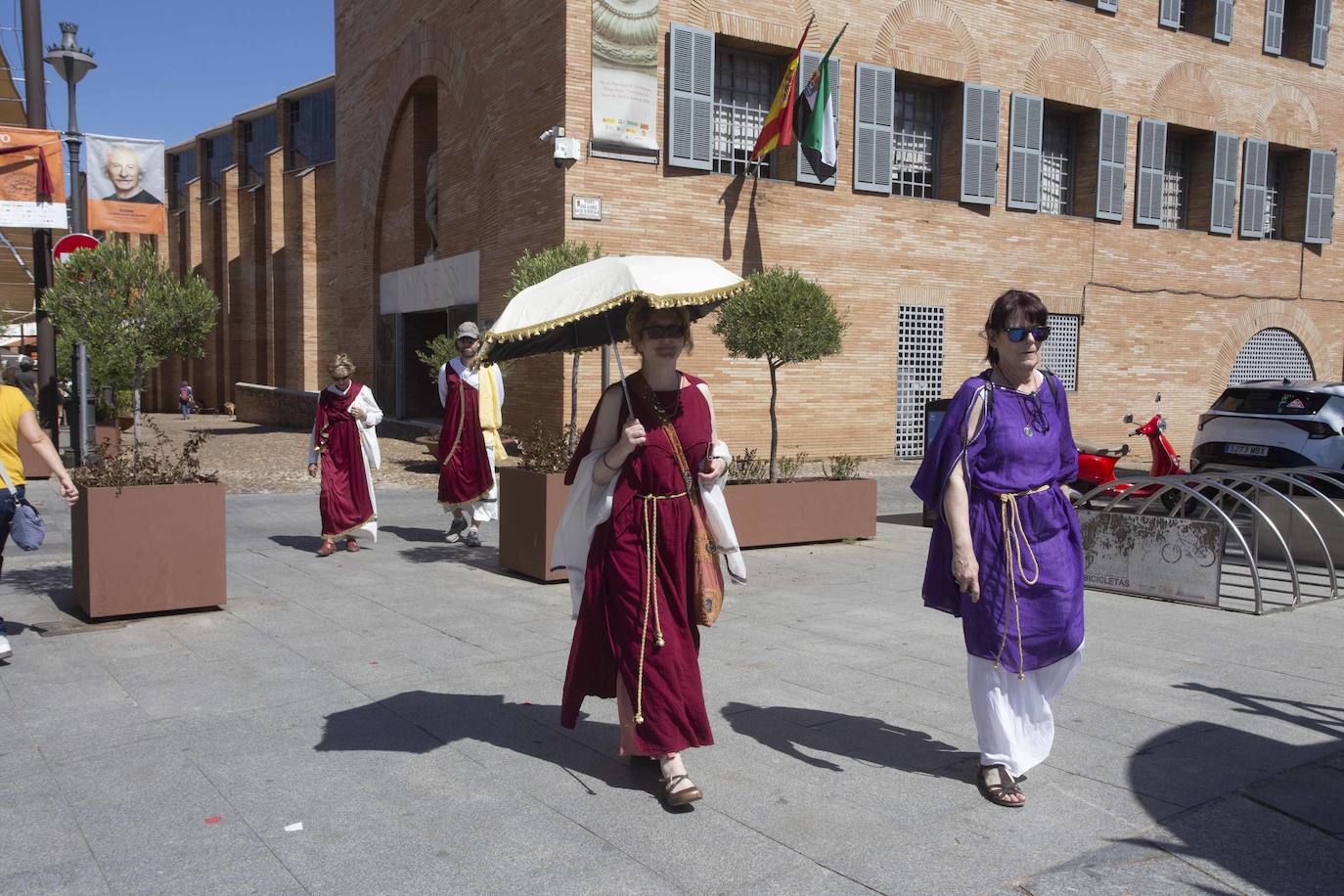 La imposición de togas para entrar en la edad adulta, en imágenes