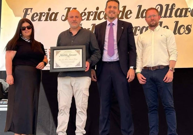 José María Guisado, con su placa en la que se le reconoce como maestro artesano.