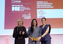 Las frexnenses recogiendo el premio.