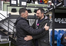 David Rocha se abraza con Juanma Barrero en la previa del duelo ante el Atlético Baleares.