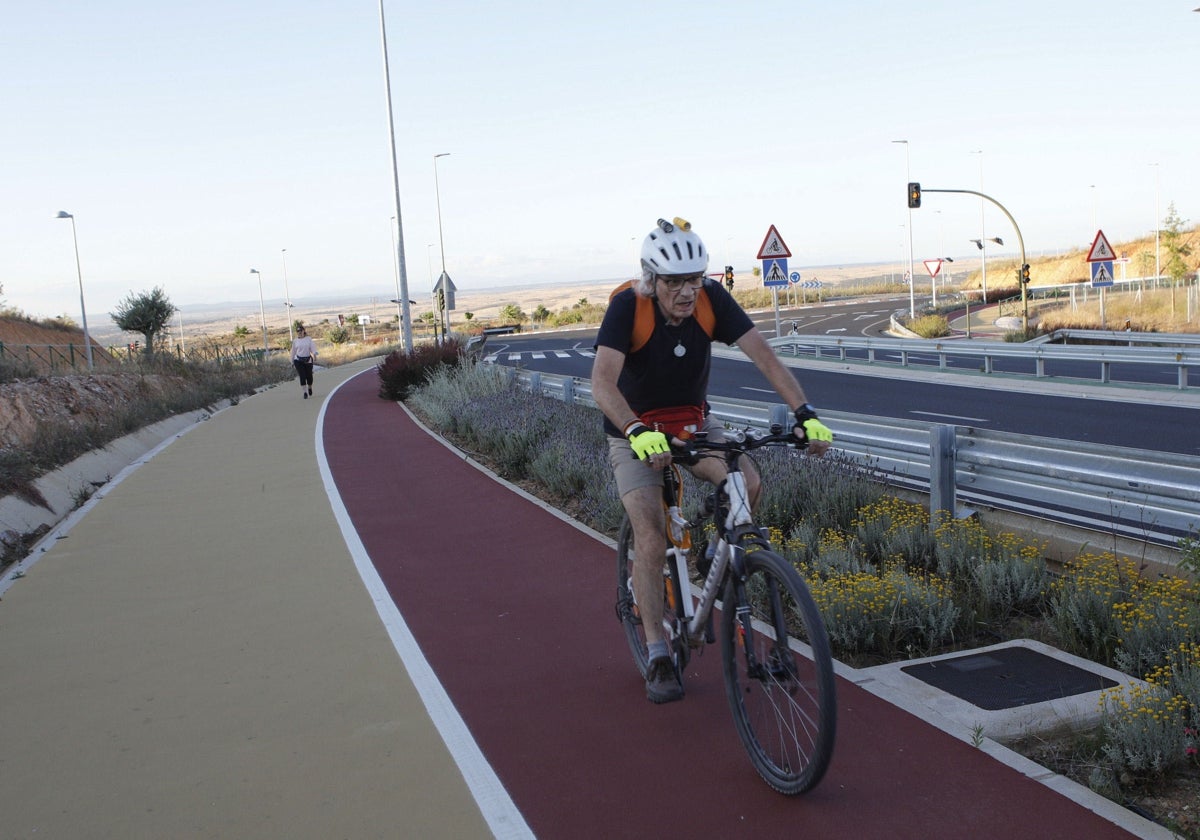 Un ciclista recorre el primer tramo de la Ronda, ya abierto.