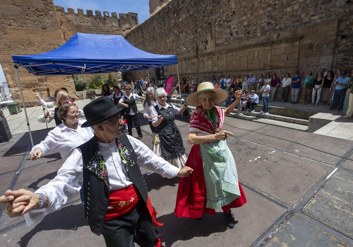 Participantes en el Día de las Familias bailan en el Foro de los Balbos.