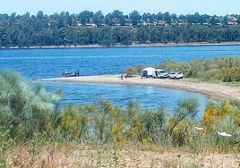 Dispositivo de búsqueda cerca del embarcadero de Berrocalejo, frente al complejo de la Isla de Valdecañas.