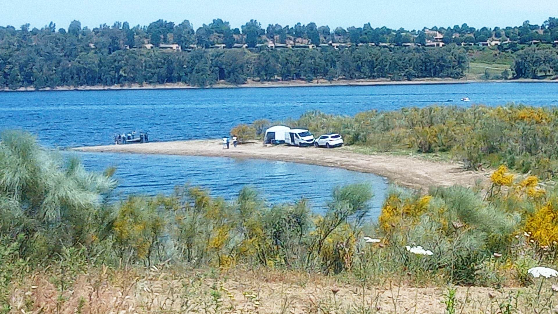 Dispositivo de búsqueda cerca del embarcadero de Berrocalejo, frente al complejo de la Isla de Valdecañas.