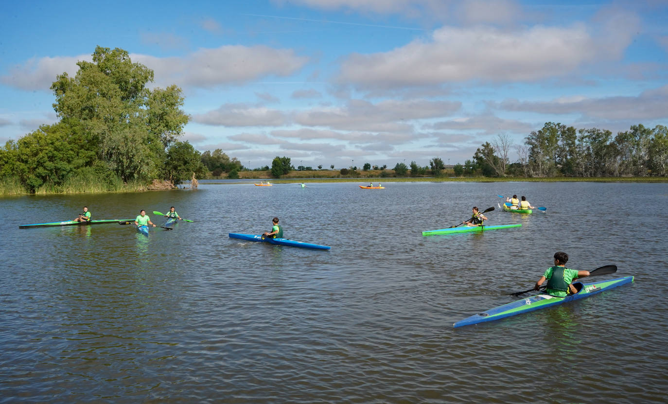 Imágenes de la jornada de puertas abiertas en el club de piragüismo de Badajoz