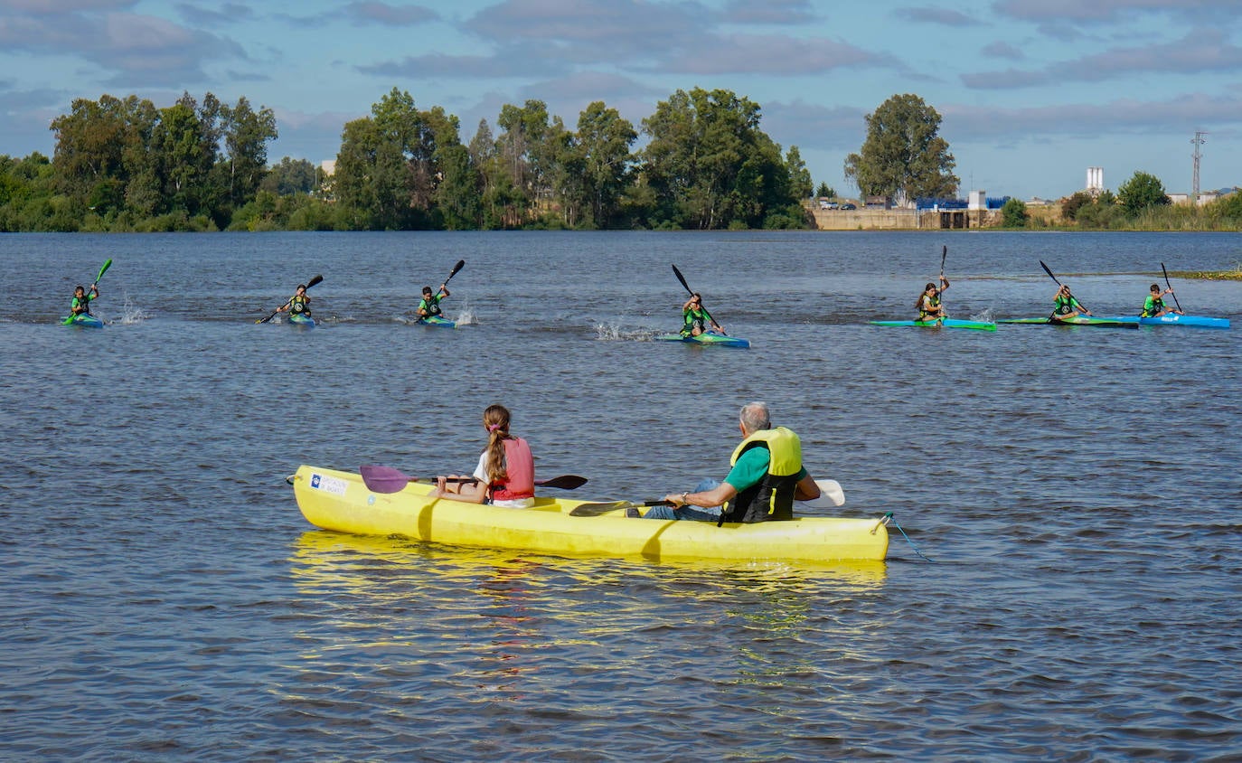 Imágenes de la jornada de puertas abiertas en el club de piragüismo de Badajoz