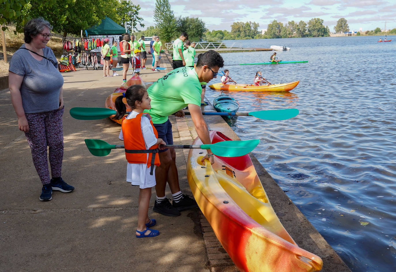 Imágenes de la jornada de puertas abiertas en el club de piragüismo de Badajoz