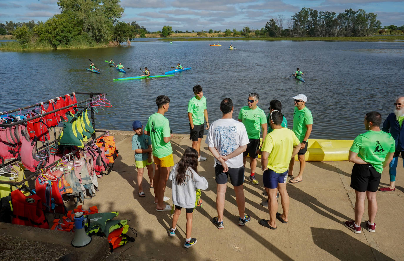 Imágenes de la jornada de puertas abiertas en el club de piragüismo de Badajoz