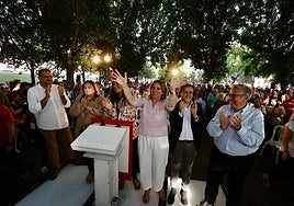 Teresa Ribera saluda al público en Mérida.