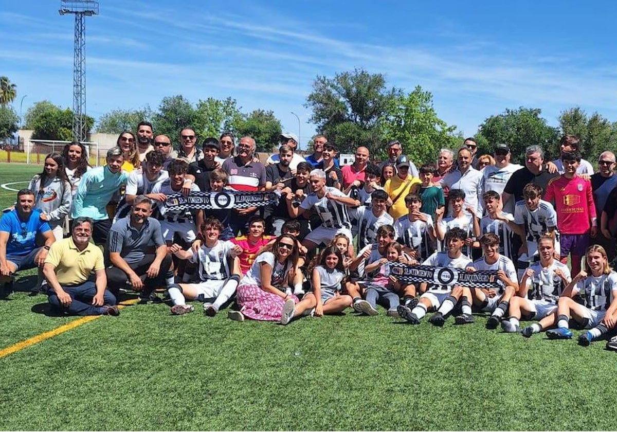 Los cadetes blanquinegros con sus familiares tras proclamarse campeones de la liga en la fase de oro.