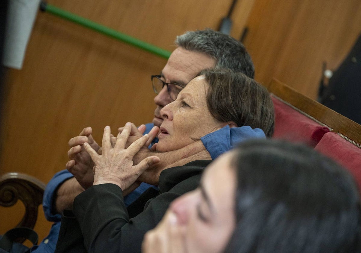 Pepe junto a su mujer, Emilia Chavero, en la lectura del veredicto.