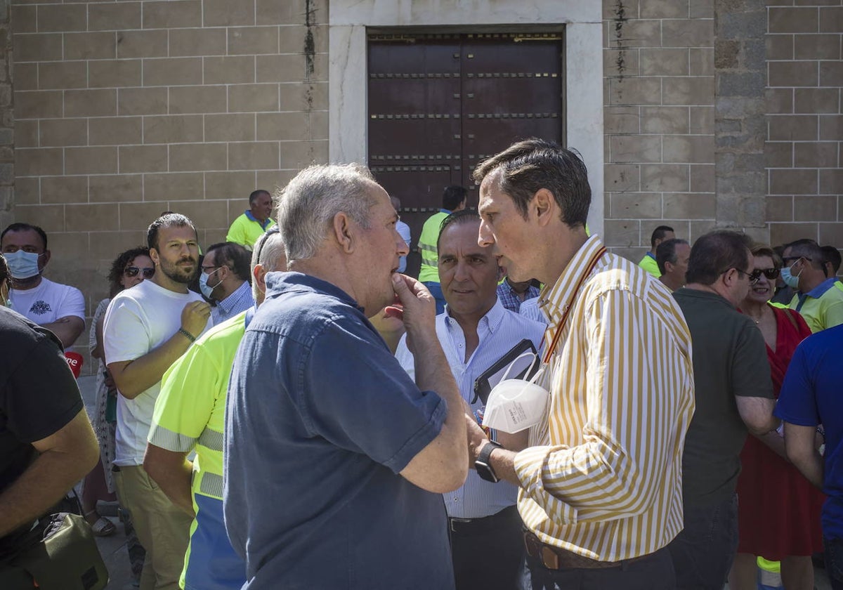 Julio Palomo, de CSIF, habla con el ex concejal Antonio Cavacasillas en una concentración de trabajadores municipales en julio de 2022.