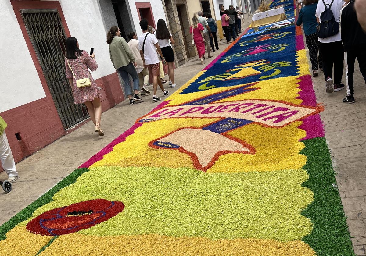 Los vecinos de San Vicente cubrirán un kilómetro de calle con sus alfombras artesanales por el Corpus Christi