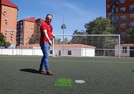 Maxi Rubio, un vecino de Moctezuma, muestra el parcheado del césped del campo Sergio Trejo.