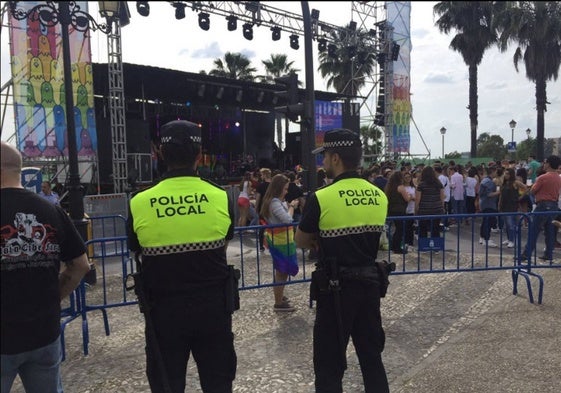 Dos policías locales ante el escenario de la Puerta de Palmas.