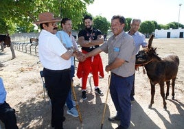 Momento en el que Ramón Vargas cierra el trato de la venta de su burro, Pinocho, por 150 euros bajo la supervisión del tratante de Joaquín Jiménez.