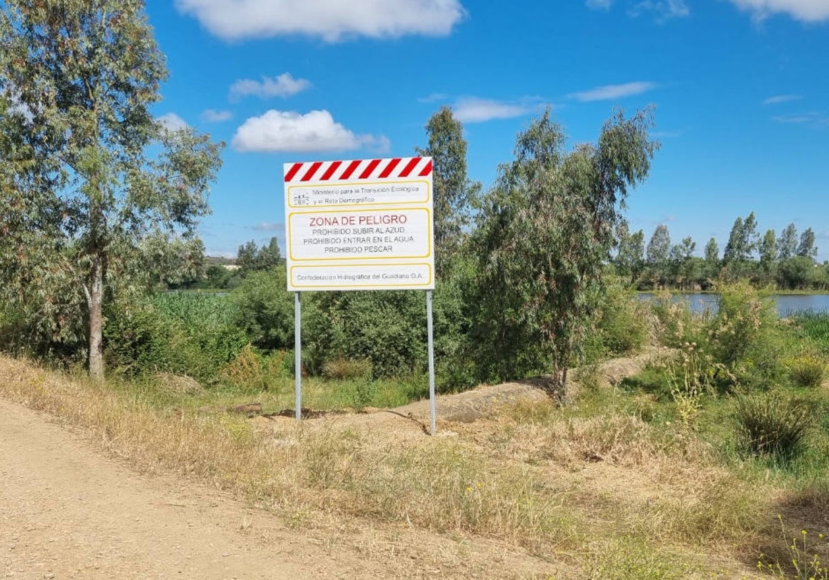 Uno de los nuevos carteles que se han colocado en el azud de La Pesquera.