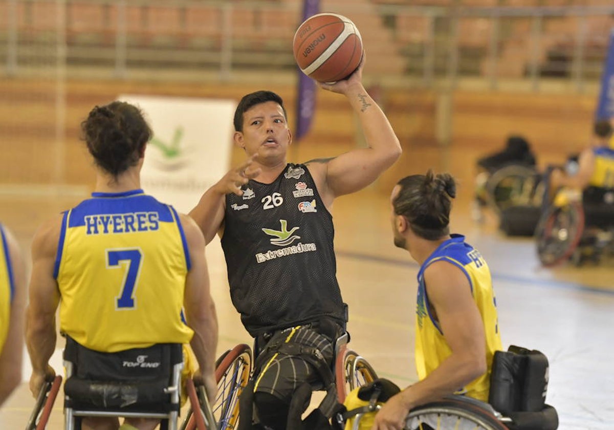 Jhon Hernández, con el Mideba Extremadura en un partido en La Granadilla.