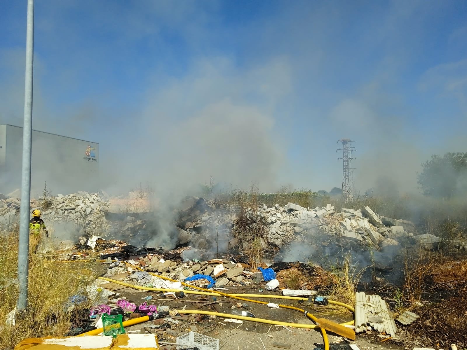 Fotos | Así ha sido el incendio en una fábrica de mármol abandonada de Montijo