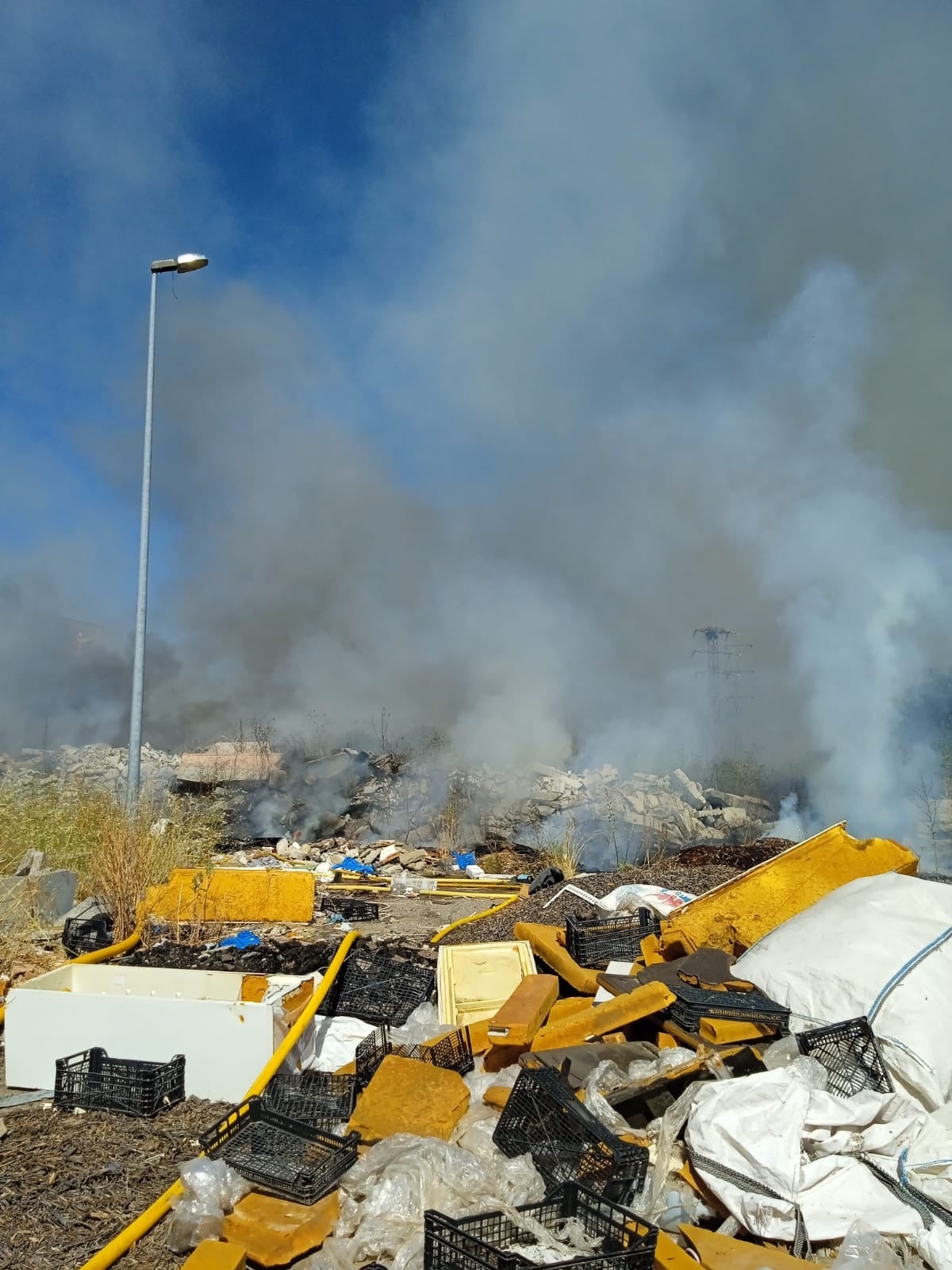 Fotos | Así ha sido el incendio en una fábrica de mármol abandonada de Montijo