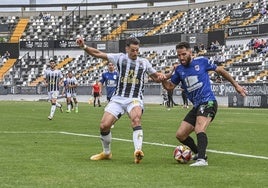 El Badajoz tuvo dos patrocinadores la pasada temporada. En la imagen, partido frente al Llerenense que utilizó la camiseta azul del equipo pacense.