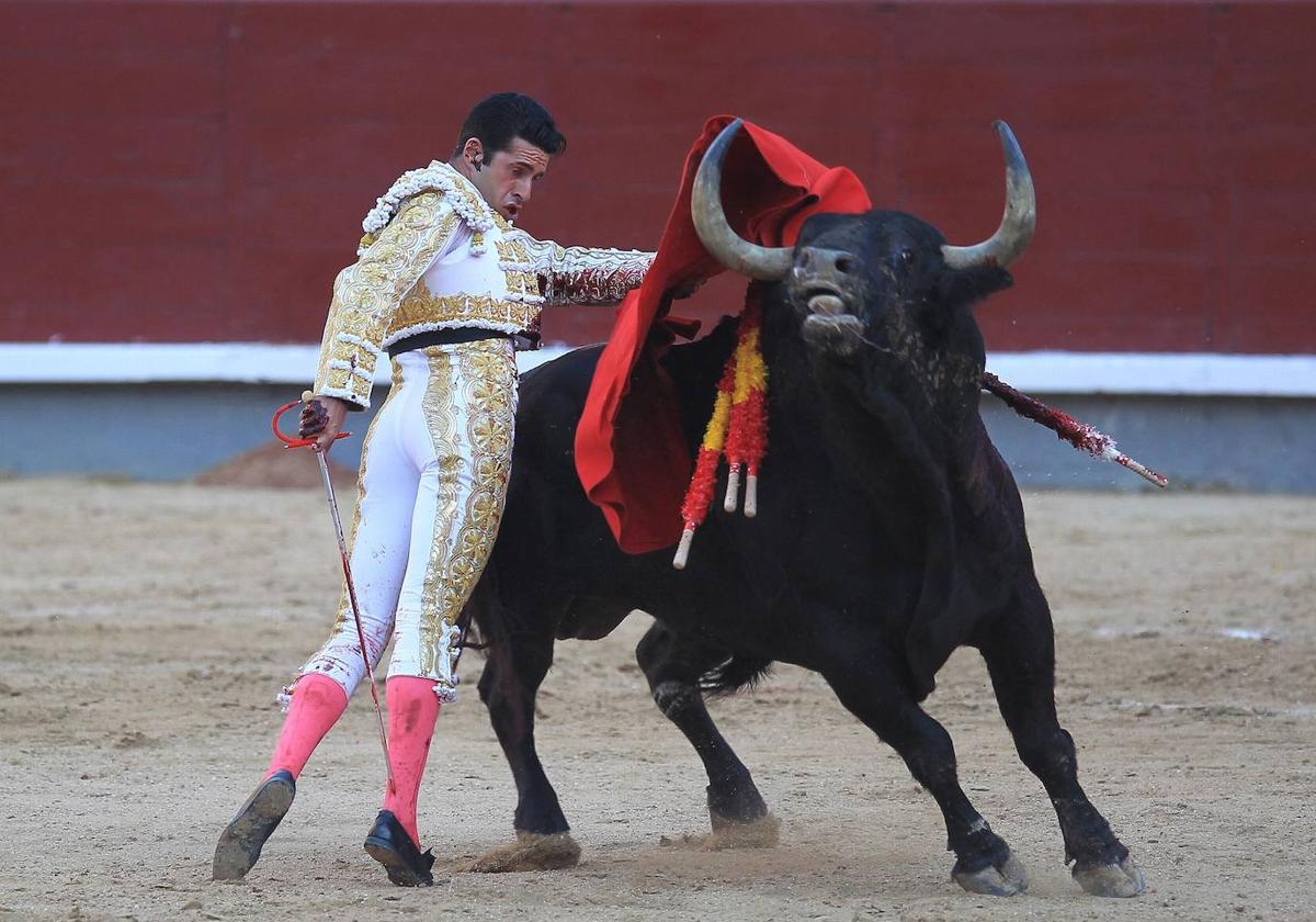 El diestro Alejandro Talavante durante el festejo de la Feria de San Isidro celebrado este miércoles en la Monumental de Las Ventas, con toros de Juan Pedro Domecq.