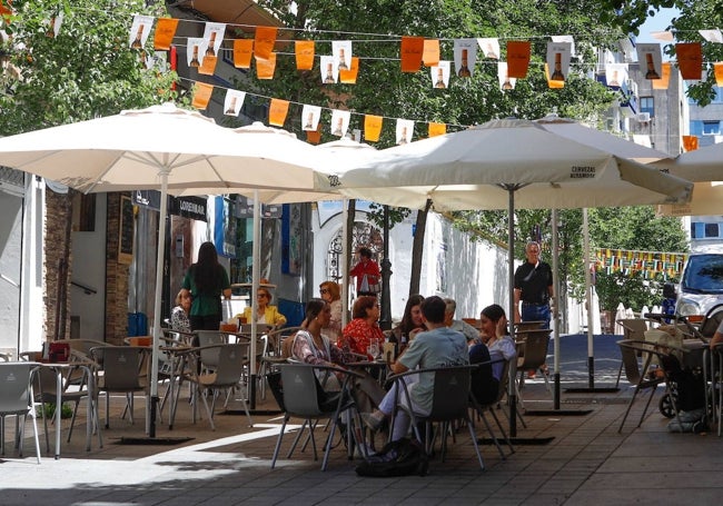 El centro ya está decorado para la feria de día.