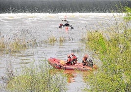 Los bomberos de Badajoz, en primer término, durante el rescate de José María Silva en marzo.