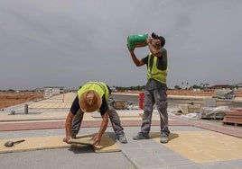 Dos trabajadores del sector de la construcción en Badajoz.