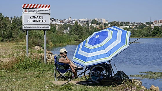 La CHG coloca carteles que recuerdan que está prohibido bañarse en la Pesquera en Badajoz