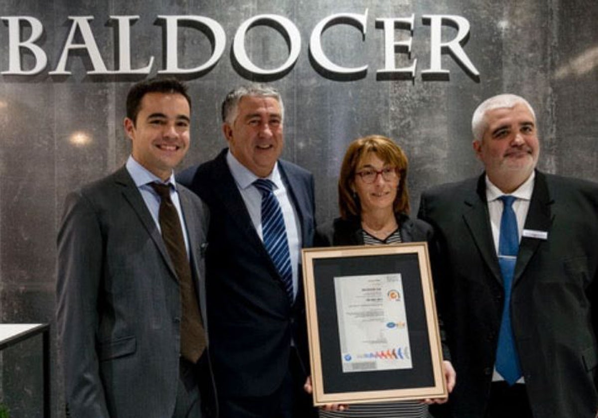 Felipe Peraire, segundo por la izquierda, en la recogida de un premio a su empresa.