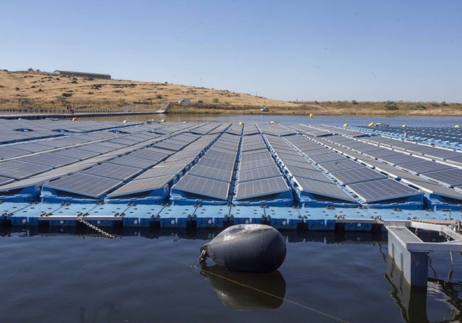 Módulos solares sobre el agua que producen ya energía