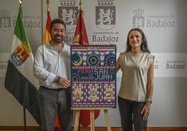 José Antonio Casablanca y Lucía Garrido, ayer en la presentación del cartel de la feria ganador.