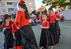 Exhibición de sevillanas en el barrio de San Fernando.