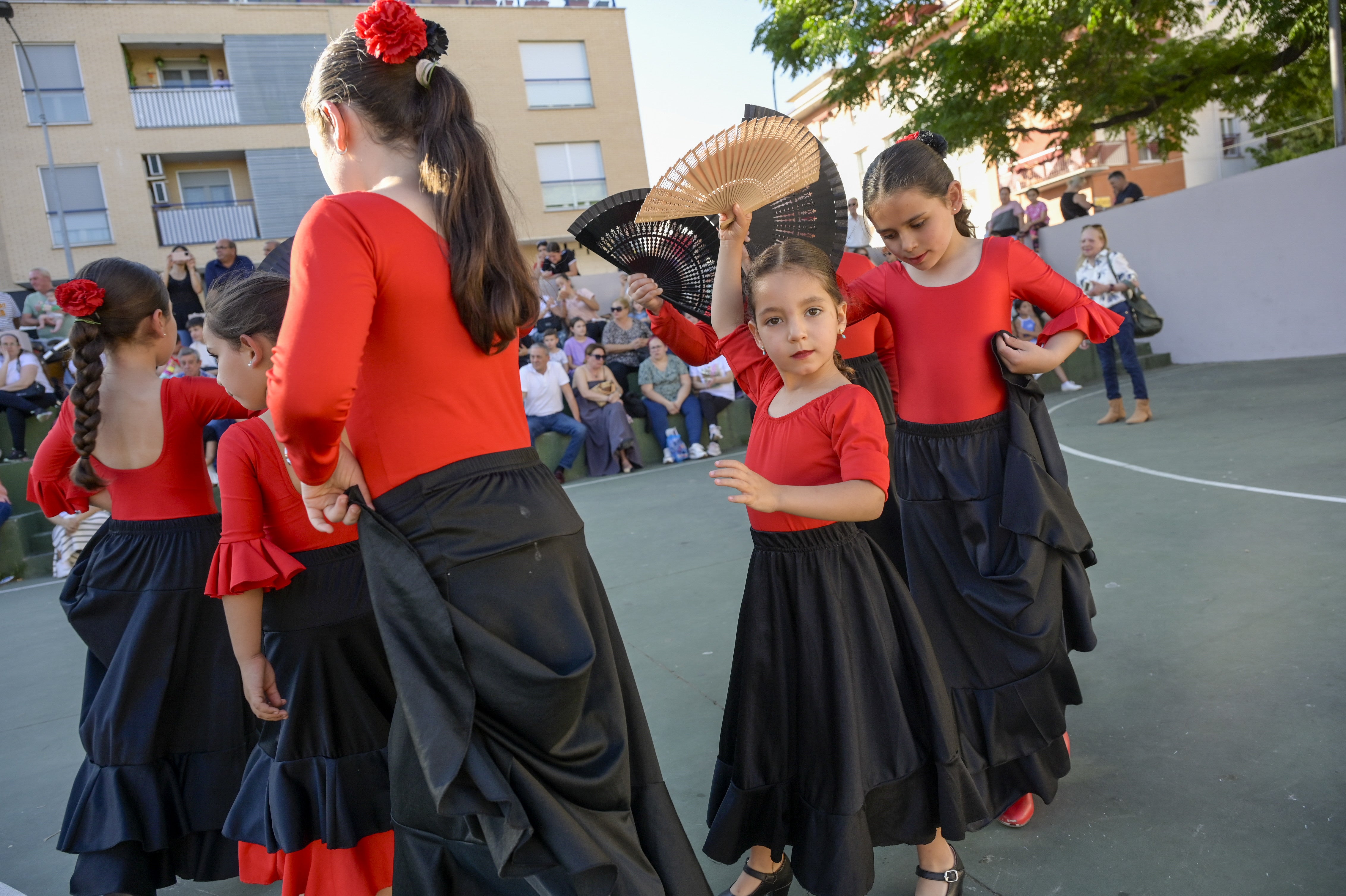 Exhibición de sevillanas en el barrio de San Fernando.