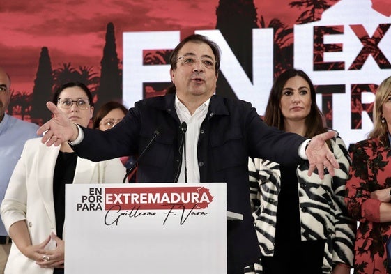 Guillermo Fernández Vara se dirige a los militantes en la noche electoral del 28-M.