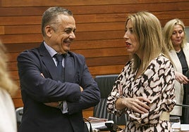 Ángel Pelayo Gordillo y María Guardiola, el pasado jueves en el pleno de la Asamblea.