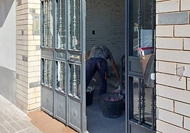 Portal de la vivienda en la que dos ancianos han tenido que ser rescatados por la ventana de su piso.