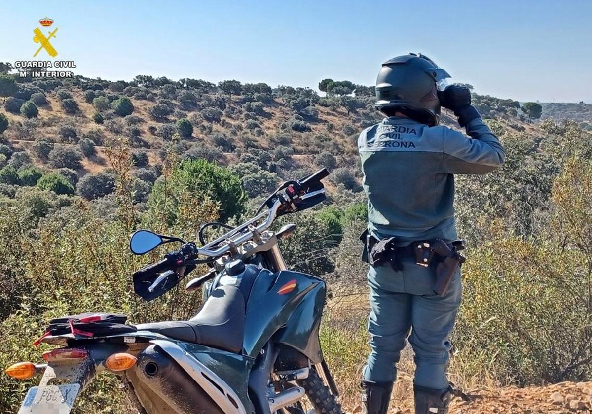 Imagen de archivo de una agente del Seprona de la Guardia Civil en la provincia de Badajoz.